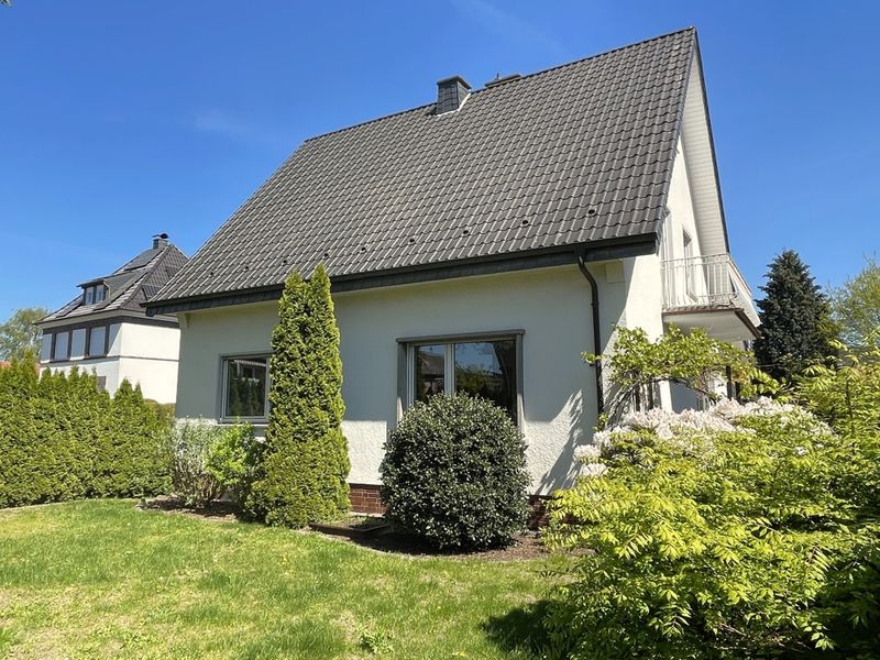 Familien willkommen! Schöner Garten wartet auf Trampolin, Schaukel & Co!
